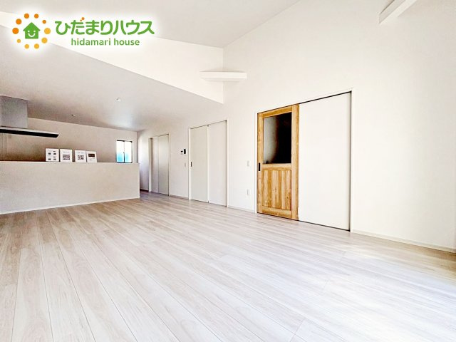 【居間・リビング】 | 水戸市東台1期　新築戸建　4号棟 | 家族で長く過ごすのがリビング。南向きで明るく気持ちの良い空間です。カウンターに隣接してダイニングテーブルを設置することで配膳作業もラクラク！