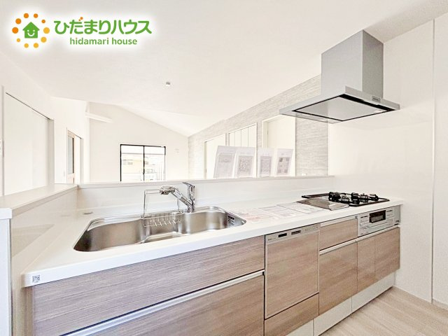 【キッチン】 | 水戸市東台1期　新築戸建　4号棟 | シンプルなシステムキッチン♪広々としていてお料理をするのにも十分な広さがあります！お子様とお菓子作りをしたり、新しいお料理に挑戦したり毎日の家事が楽しくなりそうです！