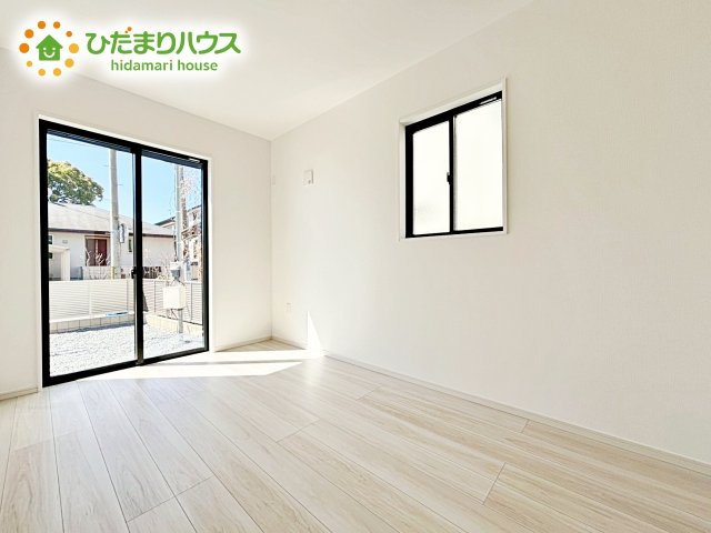 【洋室】 | 水戸市東台1期　新築戸建　4号棟 | 柔らかい陽光が差し込む明るいお部屋を演出する設計。彩光の取れる窓が気持ちの良いお部屋を創り上げます。