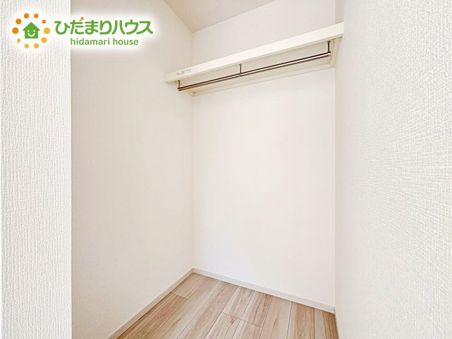 【収納】 | 水戸市東台1期　新築戸建　4号棟 | 衣類だけでなく、キャリーバッグや衣類ボックスの収納も容易となる大型サイズで設計されたウォークインクローゼット。