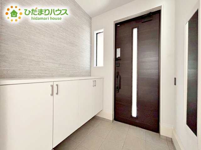 【玄関】 | 水戸市東台1期　新築戸建　4号棟 | 鍵や小物類を置けるスペースが確保できるため、散らかりがちな玄関をすっきりと保てます。