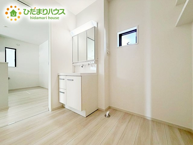 【独立洗面台】 | 水戸市東台1期　新築戸建　3号棟 | 三面鏡は自分では見えにくいところまで見ることができるので、身だしなみを整える際などにはとても便利です(*^^*)