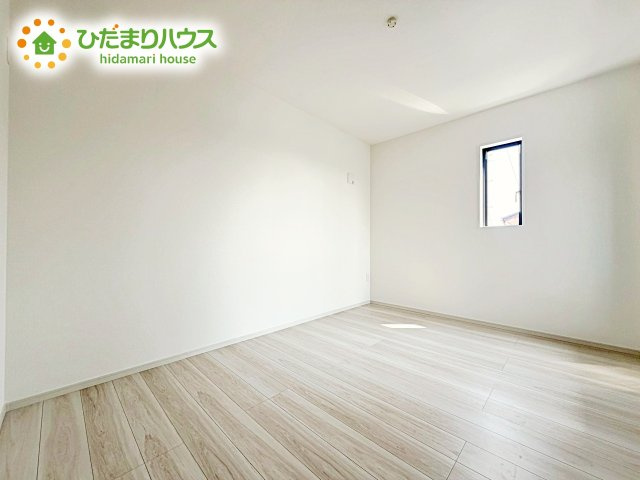 【洋室】 | 水戸市東台1期　新築戸建　3号棟 | 明るい陽光が差し込む洋室。白を基調とした爽やかな空間。