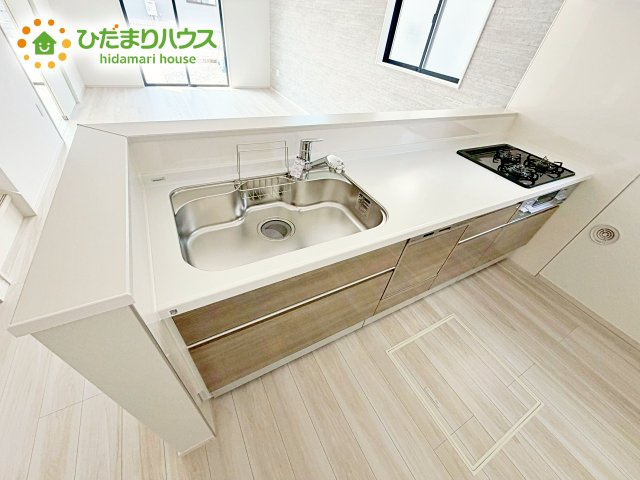 【キッチン】 | 水戸市東台1期　新築戸建　3号棟 | 収納もたっぷり御座います。お食事の準備をしながらご家族との会話を楽しめます。キッチン近くに水回りも集中しているので、家事の動きがらくちんです♪
