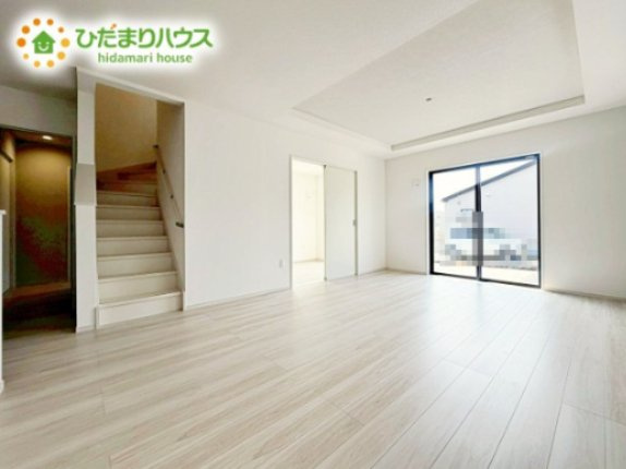 【居間・リビング】 | 水戸市東台1期　新築戸建　3号棟 | 大きな窓が心地よい、リビング。家全体を見渡せるので、自然と家族の会話も弾みそう。
