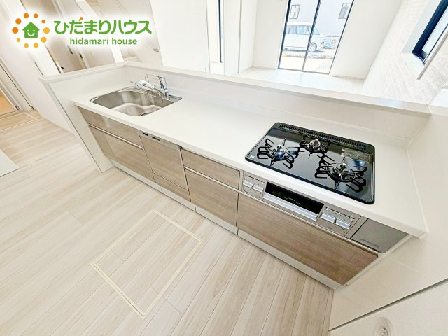 【キッチン】 | 水戸市東台1期　新築戸建　3号棟 | 3口コンロと収納豊富なキッチンで、毎日のお料理もはかどります☆
