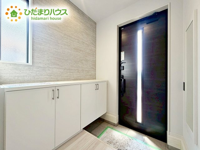 【玄関】 | 水戸市東台1期　新築戸建　3号棟 | シューズボックスは、家族全員の靴が入るため、散らかりがちな玄関もスッキリ片付きますね。