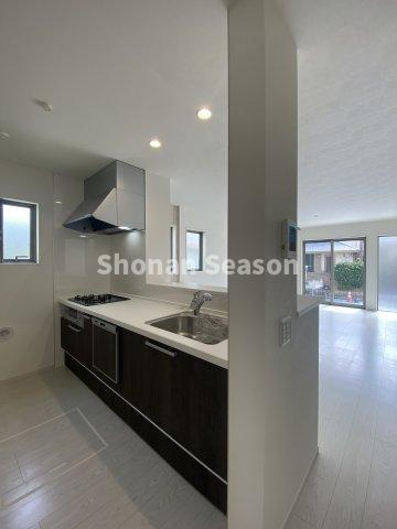 【キッチン】 | リビング全体を見渡せる対面キッチン！
会話も楽しめますよ♪