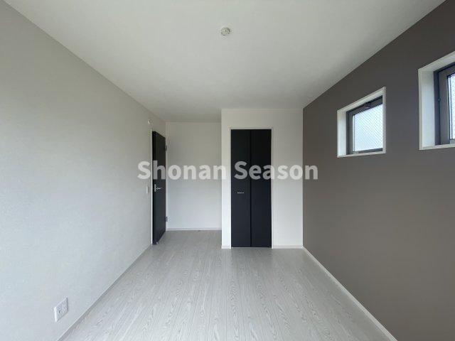 【洋室】 | 空間にメリハリつくアクセントクロスを使用！
グレートーンでインテリアも映えます♪