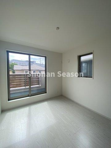 【洋室】 | 湘南の海風吹き抜ける全室２面採光◎
風通り・陽当り共に良好です♪