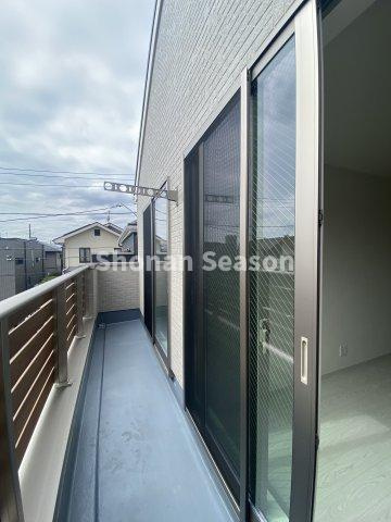 【バルコニー】 | 南向きバルコニーは、陽当たり良好で気持ち良く洗濯物が乾かせそうですね♪