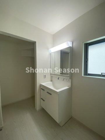 【独立洗面台】 | 朝のお支度捗る独立洗面台◎
リネン庫もあり、バスタオル・お着替えもたっぷり収納可能です♪