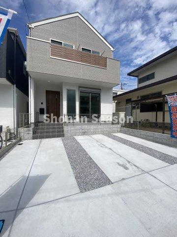 【駐車場】 | 陽当り良好な南道路に面し、お車はゆったり並列駐車可能！
家族複数台所有でも安心です♪