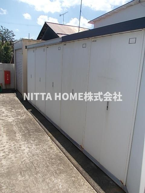 舞鶴市字引土のアパートのその他共用部分|外部物置が各部屋に一つあります★