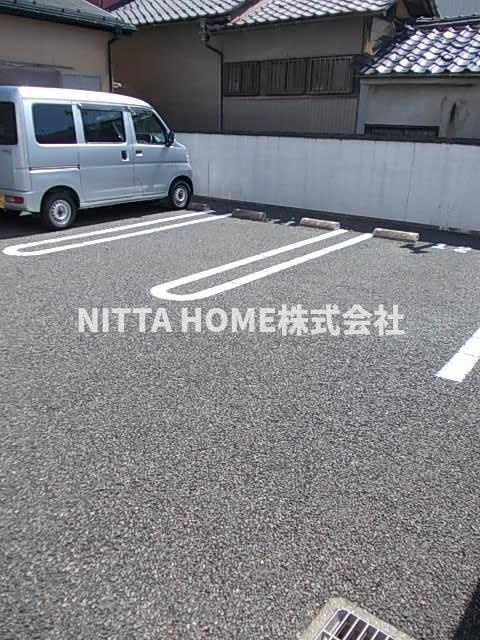 舞鶴市字引土のアパートの駐車場|敷地内に駐車場も完備◎