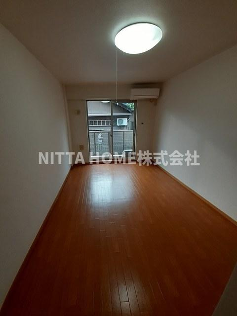 インフィニティーの居間・リビング|バルコニー付きの6帖の洋室です◎