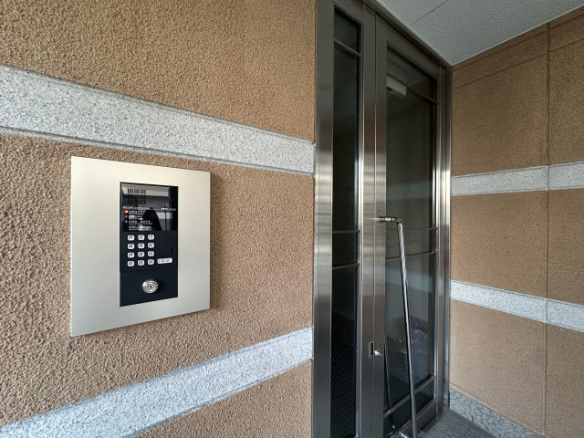 ファミーユMIYOのエントランス