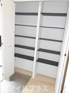 【玄関】 | 郡山市賀庄新築一戸建て3棟 | 収納もある玄関です