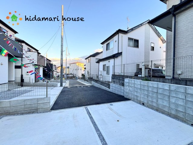 上尾市大谷本郷8期　新築戸建　グラファーレ01の前面道路含む現地写真