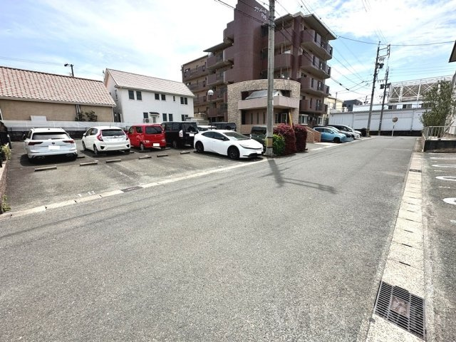 プランドール FIVEの駐車場
