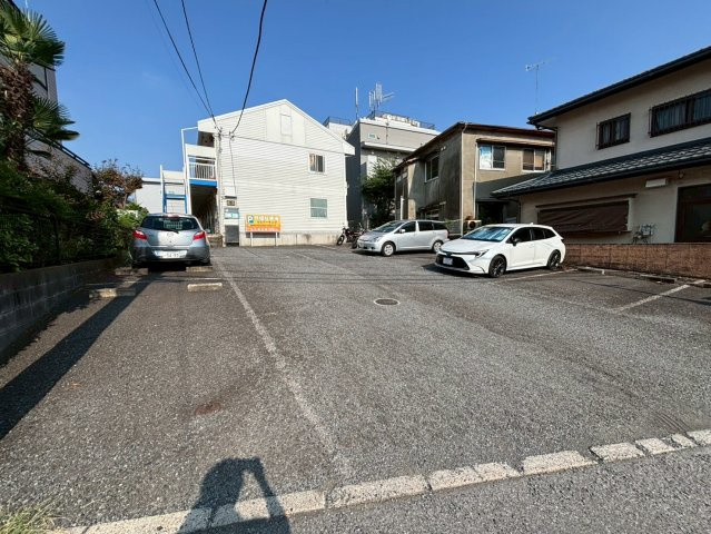 ヒルズ鶴間の駐車場