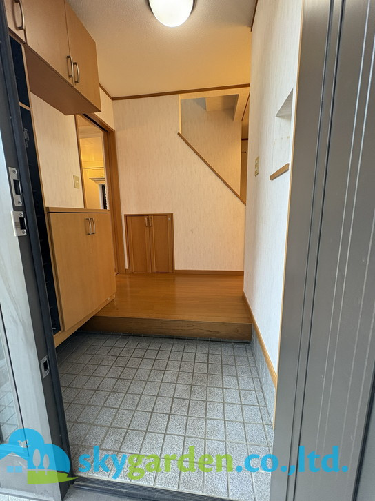 藤沢市亀井野　中古戸建の玄関