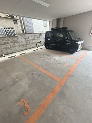 ピースフルハウスの駐車場