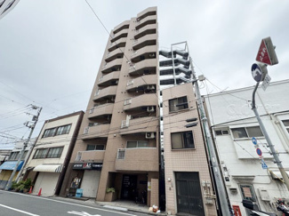 【外観】 | 手入れの行き届いた外壁やエントランスなど、「見ればわかる」レベルで清潔感を保ったマンションです。築年数を感じさせない姿で皆様をお出迎えします。～即日のご見学可能～　お問合せはお気軽にどうぞ。
