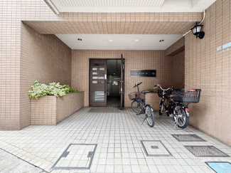 【エントランス】 | マンションの正面エントランス。出入りする人間を癒してくれるマンション入り口であり、その建物の「顔」でもあります。～即日のご見学可能～　お問合せはお気軽にどうぞ。
