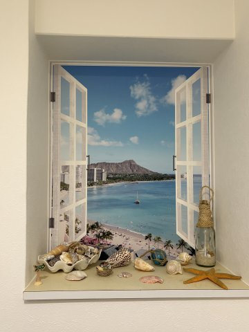 ライオンズマンション熱海梅園第2の内装|トイレに飾られた出窓風のデザインのイラストが開放的な空間を演出しています。