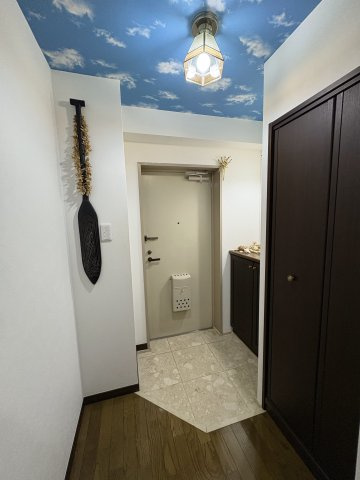 ライオンズマンション熱海梅園第2の玄関|爽やかな空色のクロスが、暮らしに明るさをプラスしてくれます。