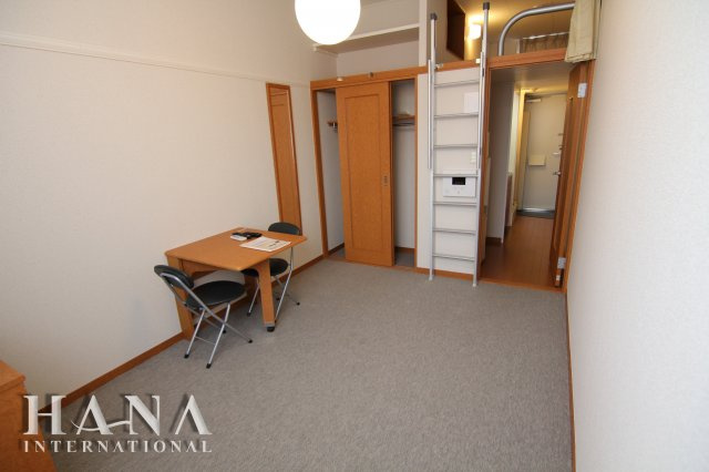 レオパレス九番街の居間・リビング