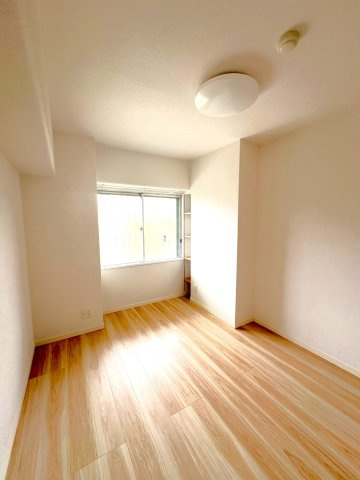 ２０２５年２月リノベーション完了◆陽当り良好の３ＬＤＫ◆コトーハイツ伏見稲荷Ａ棟の洋室|洋室（玄関側５.４帖）