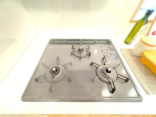 ２０２５年２月リノベーション完了◆陽当り良好の３ＬＤＫ◆コトーハイツ伏見稲荷Ａ棟のキッチン|コンロ