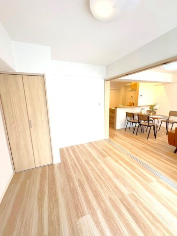 ２０２５年２月リノベーション完了◆陽当り良好の３ＬＤＫ◆コトーハイツ伏見稲荷Ａ棟の洋室|洋室（バルコニー側５.４帖）