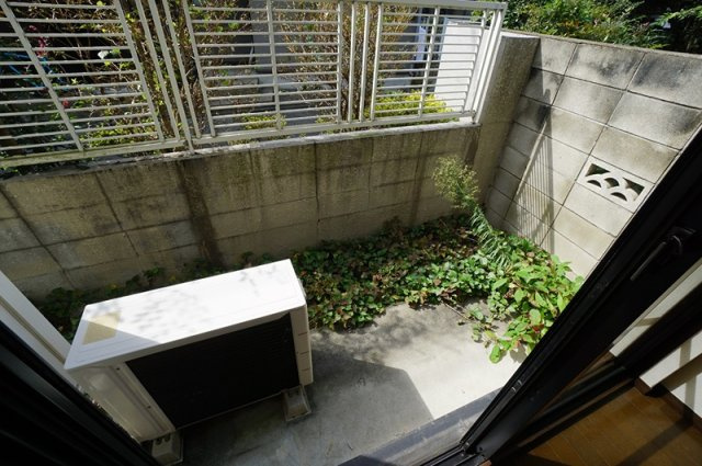 ガーデンハウス三軒茶屋　B・T別　TVドアフォン　IHコンロの庭