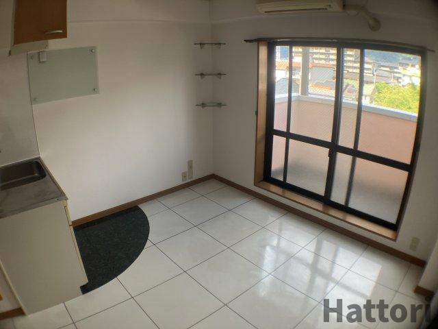 箕面市船場西２丁目の賃貸マンションの居間・リビング