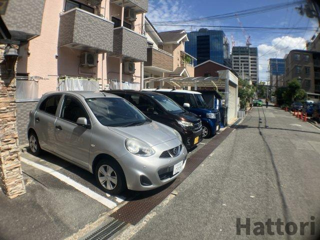 箕面市船場西２丁目の賃貸マンションの駐車場