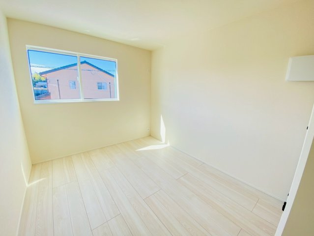 リナージュ／北区龍田1丁目／２号棟の洋室