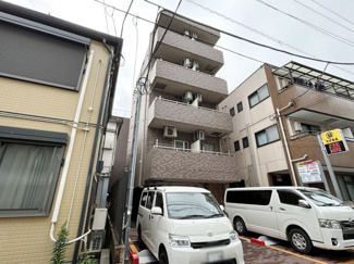 【外観】 | 手入れの行き届いた外壁やエントランスなど、「見ればわかる」レベルで清潔感を保ったマンションです。築年数を感じさせない姿で皆様をお出迎えします。～即日のご見学可能～　お問合せはお気軽にどうぞ。
