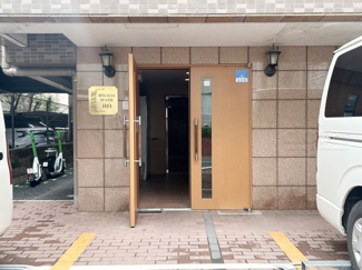 【エントランス】 | マンションの正面エントランス。出入りする人間を癒してくれるマンション入り口であり、その建物の「顔」でもあります。～即日のご見学可能～　お問合せはお気軽にどうぞ。
