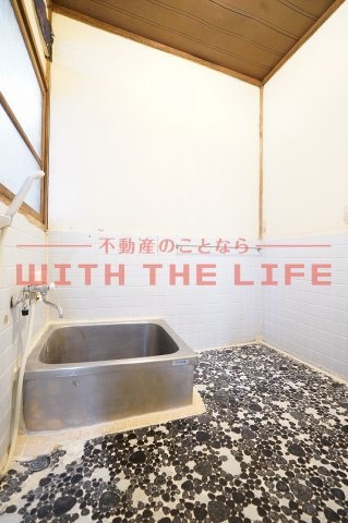 矢取貸家【キャンペーン対象物件】の浴室|落ち着いた空間のお風呂です