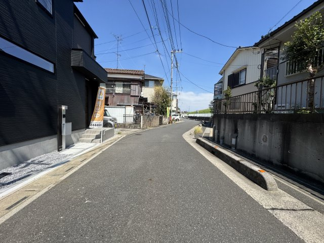三郷市東町新築戸建の前面道路含む現地写真|東側前面道路・幅員約5.9ｍ