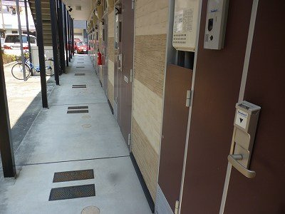 レオパレス神屋町の玄関