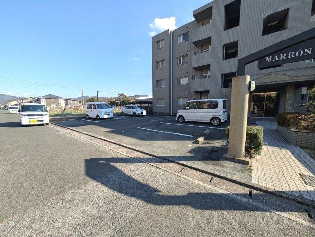 マロン・ドゥムールの駐車場