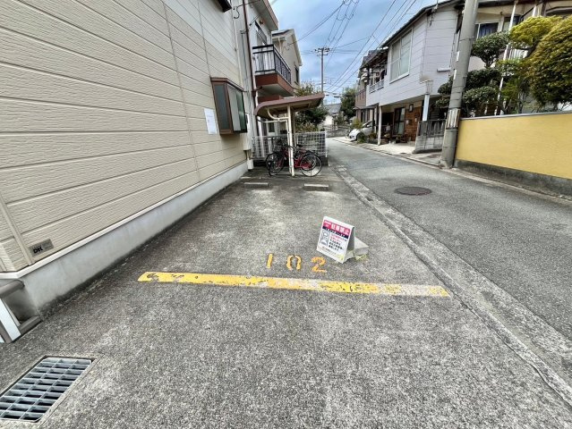 ハイツ渚の駐車場