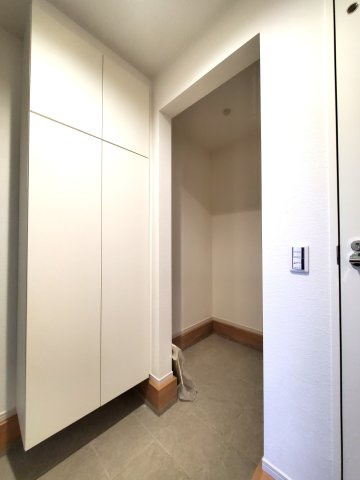 三郷市　高州2丁目　新築戸建　　全1棟の玄関|収納もある玄関です