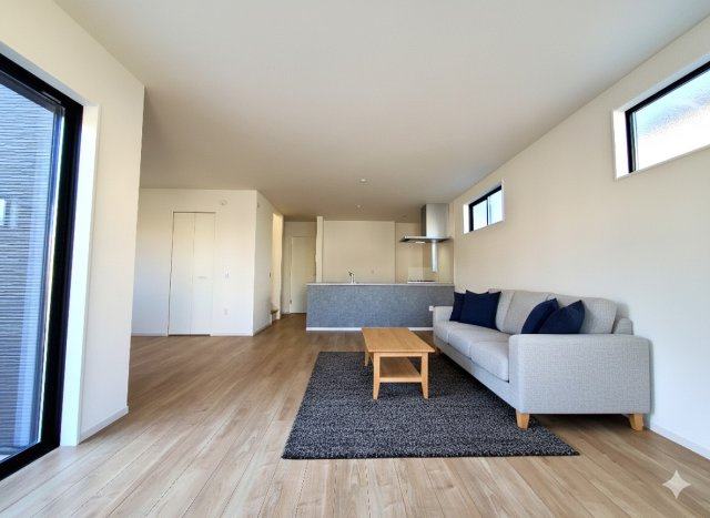 三郷市　高州2丁目　新築戸建　　全1棟の居間・リビング|広いリビングは家族が自然と集まる居心地の良い空間　※家具をCGで加工しており、家具付き販売ではございません。