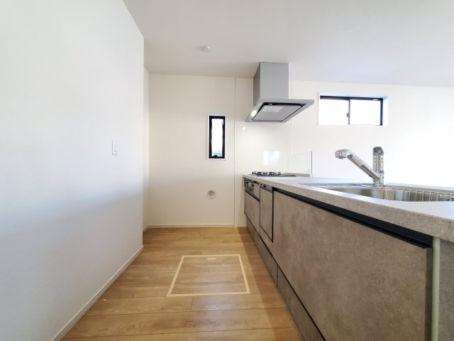 三郷市　高州2丁目　新築戸建　　全1棟のキッチン|お子様と並んで料理をしても余裕のゆとりのキッチン