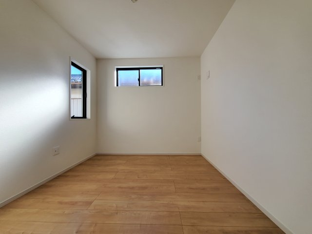 三郷市　高州2丁目　新築戸建　　全1棟の洋室|落ち着いた色合いのフローリングです。
どんな色でも合わせやすく家具選びからカーテンなども合わせやすそうです